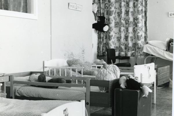 chs09122-6  Jane Hodge Holiday Home Trerhyngyll 1968.jpg