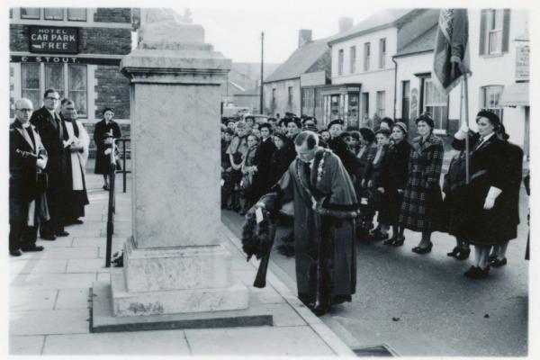 chs09235 Mayor Trevor Williams laying wreath 1957.jpg