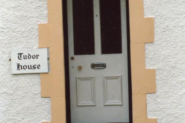 chs09368-7 x045 Eastgate north side doorways 1991.jpg