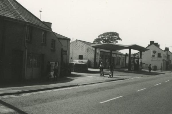 chs09466 x046 Bridge Garage High Street 1981.jpg