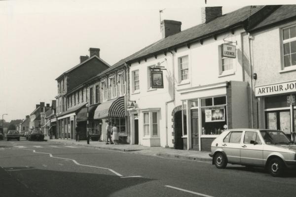 chs09472-3 x046 High Street north side 1981.jpg