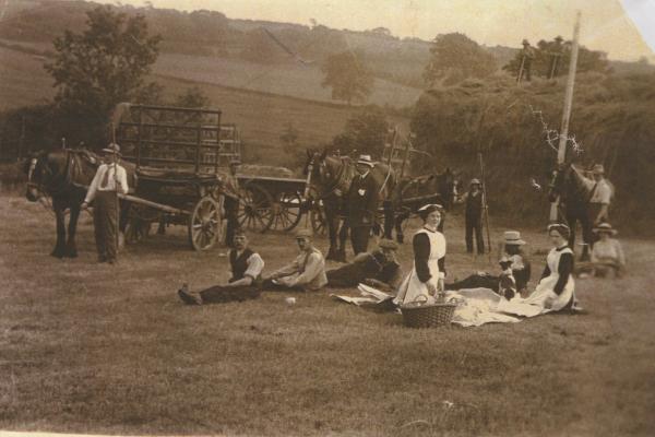 chs09533 Hill House with housemaid Laura Jenkins 1913.jpg