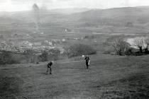 Dynion yn chwarae golff ar Gwrs Golff Bala c1905