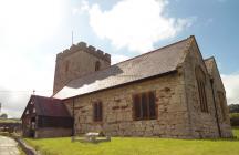 Eglwys Llanfwrog, a adeiladwyd yn y 13g