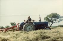 Tractor hay shaking Ysgwyd Gwair (Dai Blan)