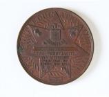 Medal Presenoldeb Ysgol, a gyflwynwyd i...