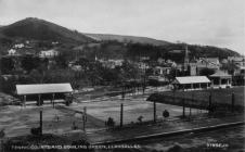 Llangollen.  Y cyrtiau tenis