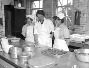 Gweithio yn y gegin, ysbyty Llangwyfan, 1955