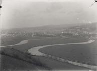 Tref Caerfyrddin o Langynnwr, tua'r flwyddyn 1900