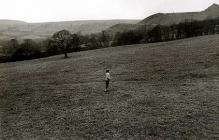 David, goroeswr trychineb Aberfan, ym mreichiau...