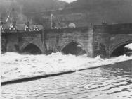 Llangollen. Pont yn ystod llifogydd