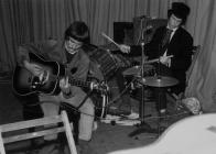 Y grŵp pop Y Blew yn Nhal-y-bont, 1967
