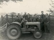 Arddangos tractor Ferguson yn tynnu triniwr tir