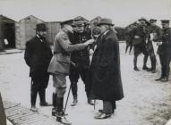 Syr Douglas Haig a'r Cadfridog Joffre yn siarad...