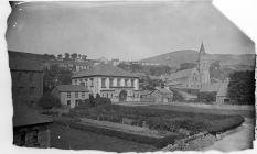 Bethesda (Caern), gan edrych o Deras Ogwen