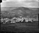 Llangollen, gan edrych o'r Fron