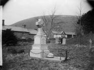 Bedd John Ceiriog Hughes, Llanwnnog