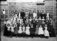 Merched yr ysgol genedlaethol, Llanymddyfri (1891)