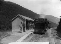 Tren yng ngorsaf Tywyn ar reilffordd Talyllyn