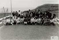 Criw o blant sy'n aros yn Llangrannog