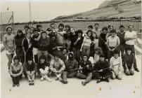 Criw o blant sy'n aros yn Llangrannog