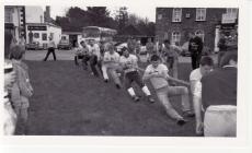 Tim Tug o' War y Llew Gwyn, Papur Pawb...