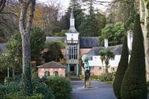 Portmeirion - neuadd y dref a’r cerflun o Atlas