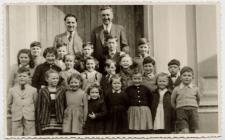 Dre-fach children outside Bethel Chapel