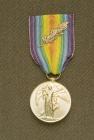 Medal Buddugoliaeth a gyflwynwyd i'r Is-gyrnol...