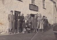 Farmers' hunt meeting outside Cwmdu Inn 