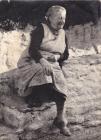 Annie Griffiths on milk stand outside Cwmdu Inn