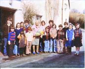 Cwmdu school children with Annie Griffiths on...