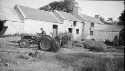 Tŷ ac adeiladau Llwynyfelin c. 1952