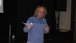 Mike Brocken yn rhoi cyflwyniad yn y Symposiwm