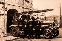 Cowbridge fire engine and crew 1943  