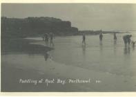 Porthcawl: Ymdrochwyr yn padlo yn Rest Bay