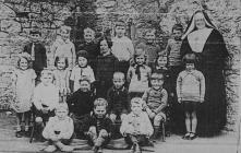 Dosbarth Chwaer Helena Ysgol St. Winefrides, 1933